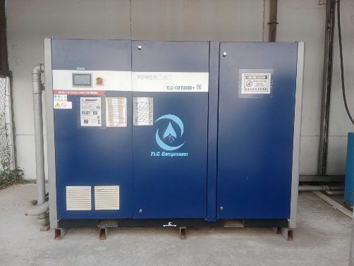 Đội ngũ kỹ thuật TLC khảo sát hệ thống khí nén nhà máy