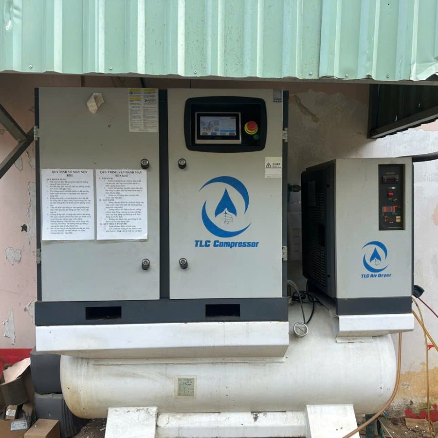 Kỹ thuật viên TLC lắp đặt máy nén khí 20HP