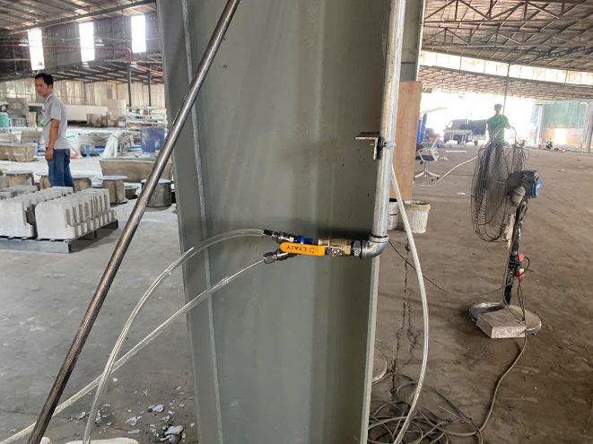 Dịch Vụ Thi Công Hệ Thống Đường Ống Khí Nén TLC – Giải Pháp Vận Hành Ổn Định Cho Nhà Máy 2 Đường ống khí nén dẫn khí từ máy nén đến thiết bị sản xuất