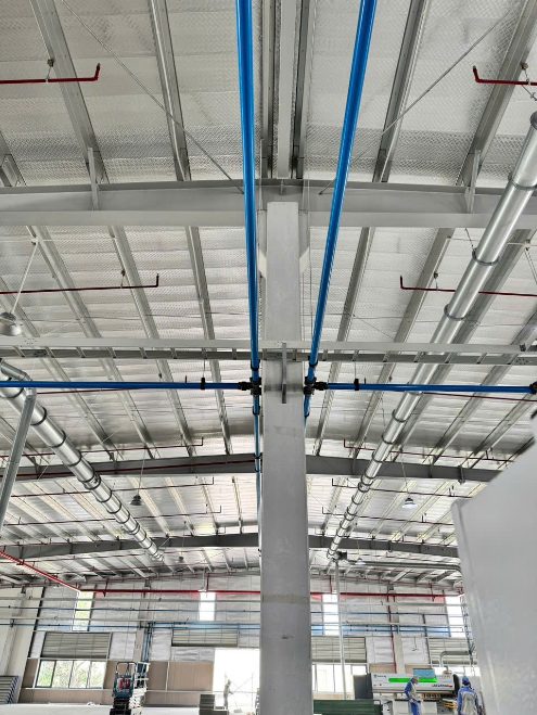 Dịch Vụ Thi Công Hệ Thống Đường Ống Khí Nén TLC – Giải Pháp Vận Hành Ổn Định Cho Nhà Máy 5 Kỹ thuật viên TLC khảo sát thực tế hệ thống khí nén tại nhà máy