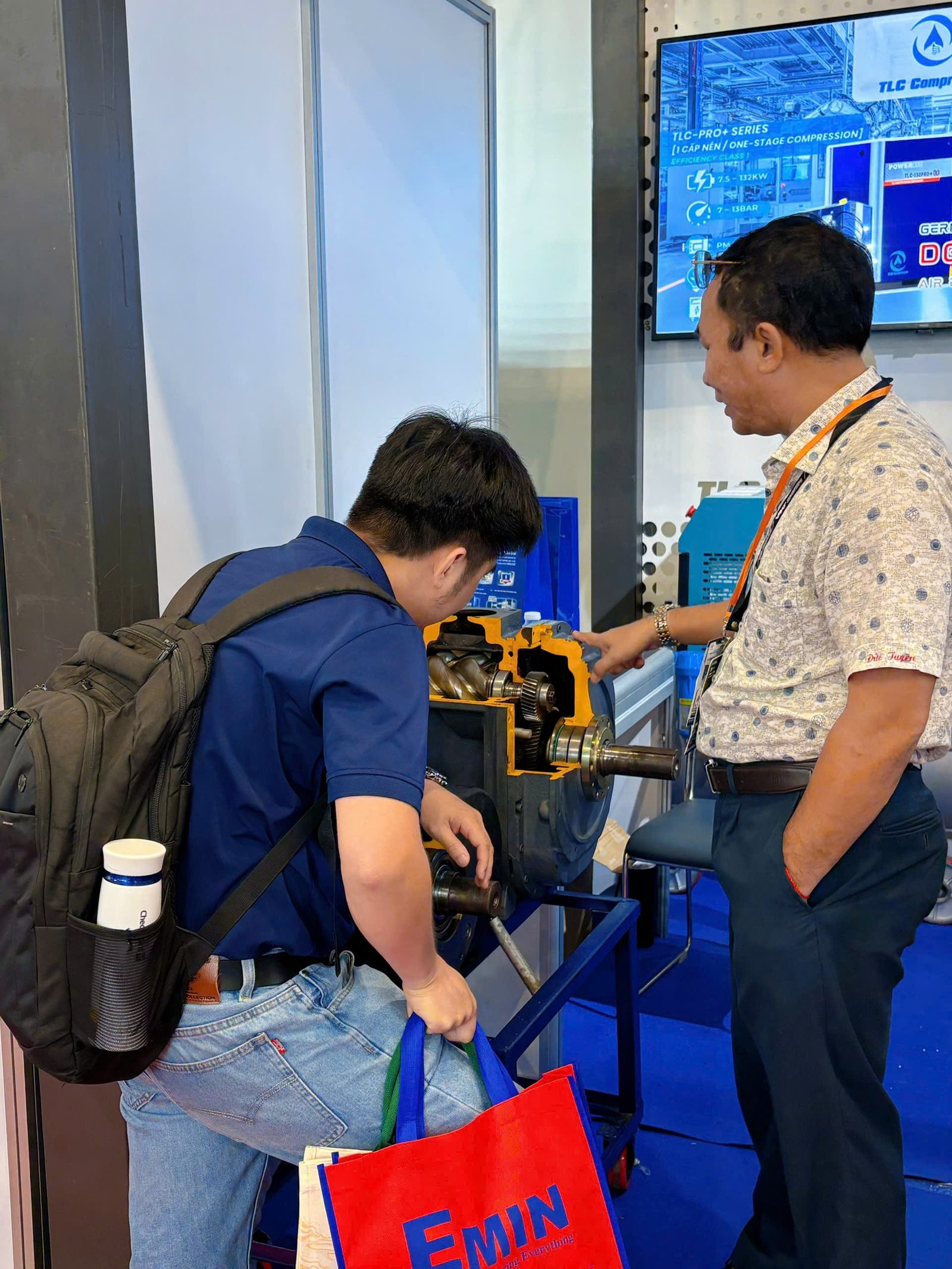 Khách tham quan nhiều lĩnh vực tại gian hàng TLC VIMF 2026