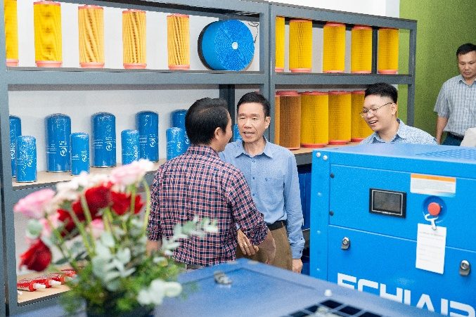 TLC khai trương Trung tâm Bảo dưỡng Máy nén khí tại Quy Nhơn 10 Khách hàng tham quan các dòng máy nén khí TLC tại Quy Nhơn
