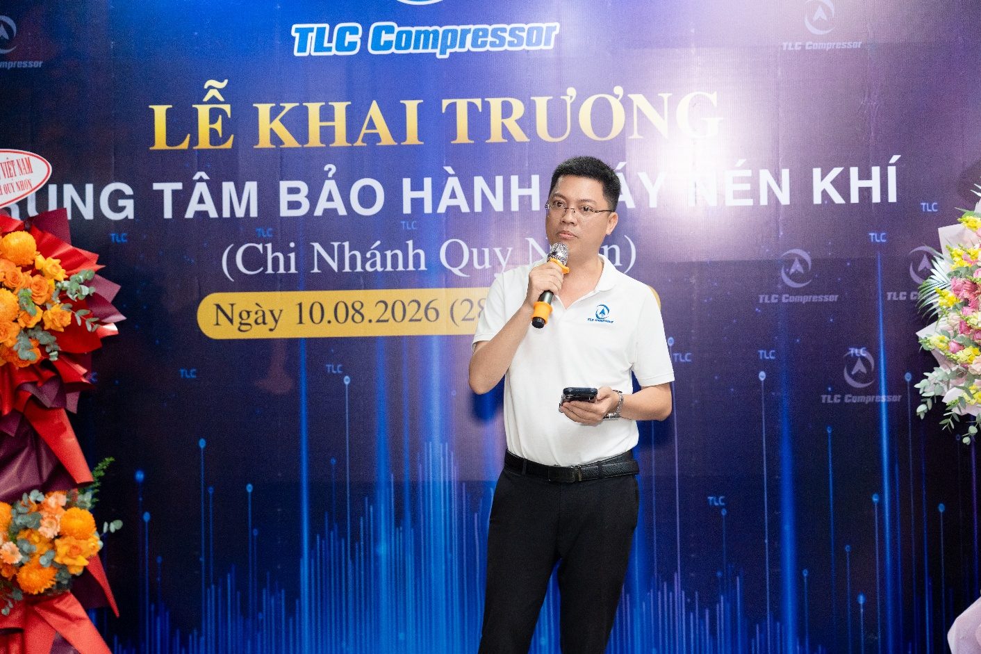 TLC khai trương Trung tâm Bảo dưỡng Máy nén khí tại Quy Nhơn 16 Khách hàng trao đổi cùng đội ngũ kỹ thuật TLC Quy Nhơn