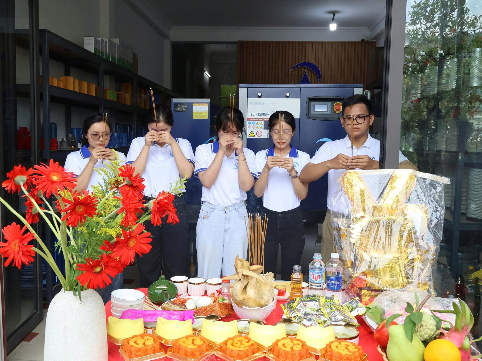 TLC khai trương Trung tâm Bảo dưỡng Máy nén khí tại Quy Nhơn 7 Đội ngũ TLC tại lễ khai trương Trung tâm bảo dưỡng máy nén khí Quy Nhơn