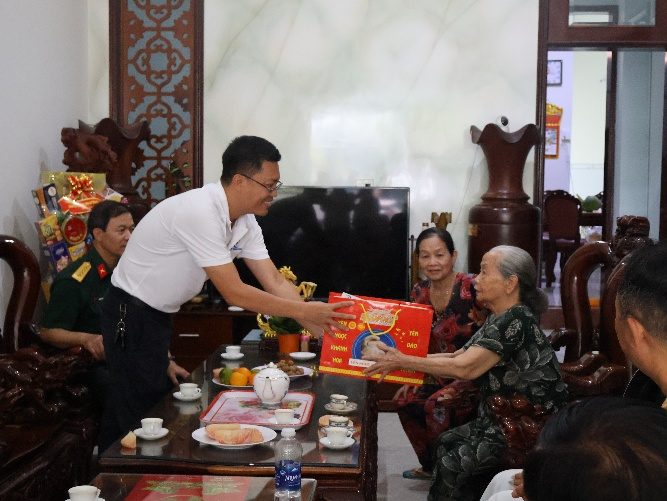 TLC Trao 20 Phần Quà Tri Ân Mẹ Việt Nam Anh Hùng Và Thương Binh Tại Gia Lai 3 Đội ngũ TLC trao phần quà tri ân thương binh tại tỉnh Gia Lai