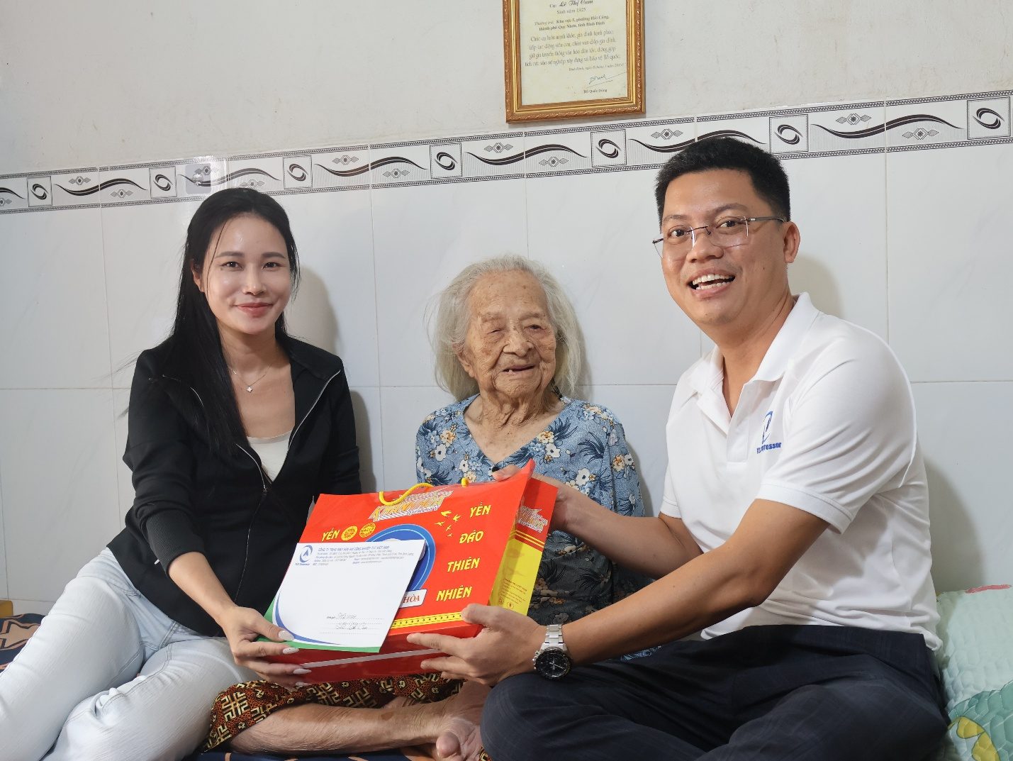 TLC Trao 20 Phần Quà Tri Ân Mẹ Việt Nam Anh Hùng Và Thương Binh Tại Gia Lai 5 Khoảnh khắc TLC gửi lời tri ân đến Mẹ Việt Nam Anh hùng