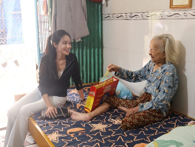 TLC Trao 20 Phần Quà Tri Ân Mẹ Việt Nam Anh Hùng Và Thương Binh Tại Gia Lai 9 Chương trình đền ơn đáp nghĩa của TLC Compressor tại Gia Lai